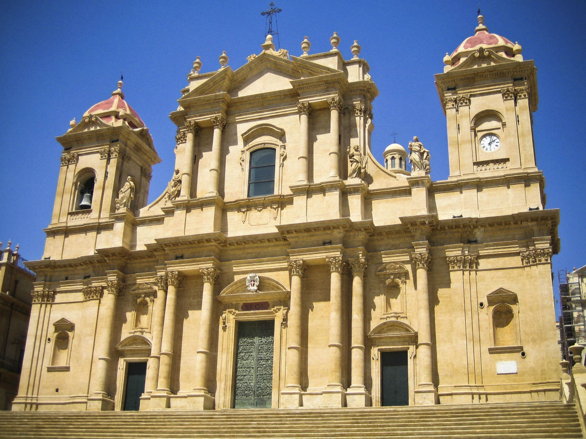 This is a yellow museum, it is beautiful and so is the stuff inside it. Go visit sometime.